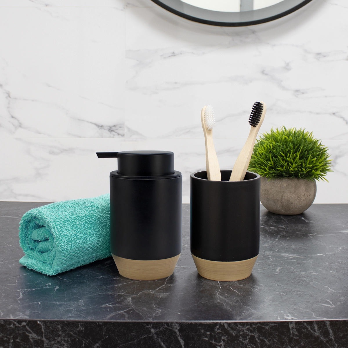 ambiente juego accesorios baño negro y madera industrial