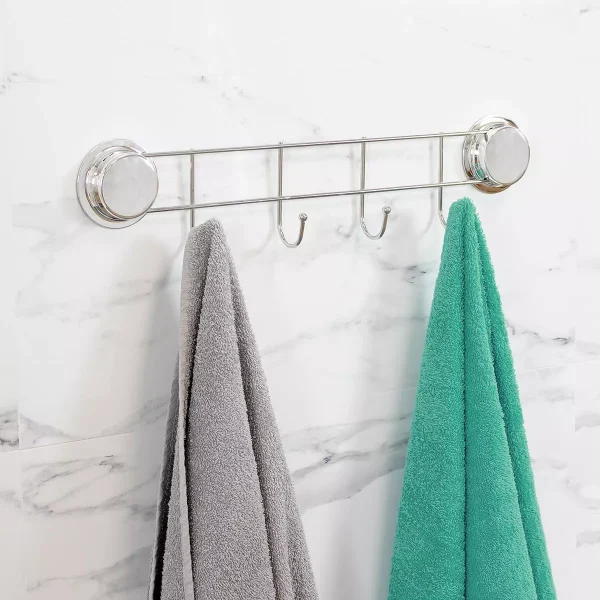 Percha de baño con ventosa y 4 ganchos de acero inoxidable y ABS cromado instalada sobre azulejos efecto mármol