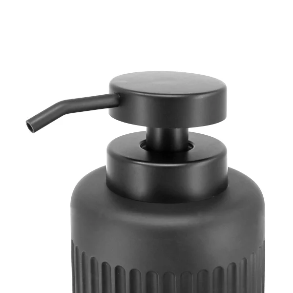 detalle dispensador jabón para baño negro mate