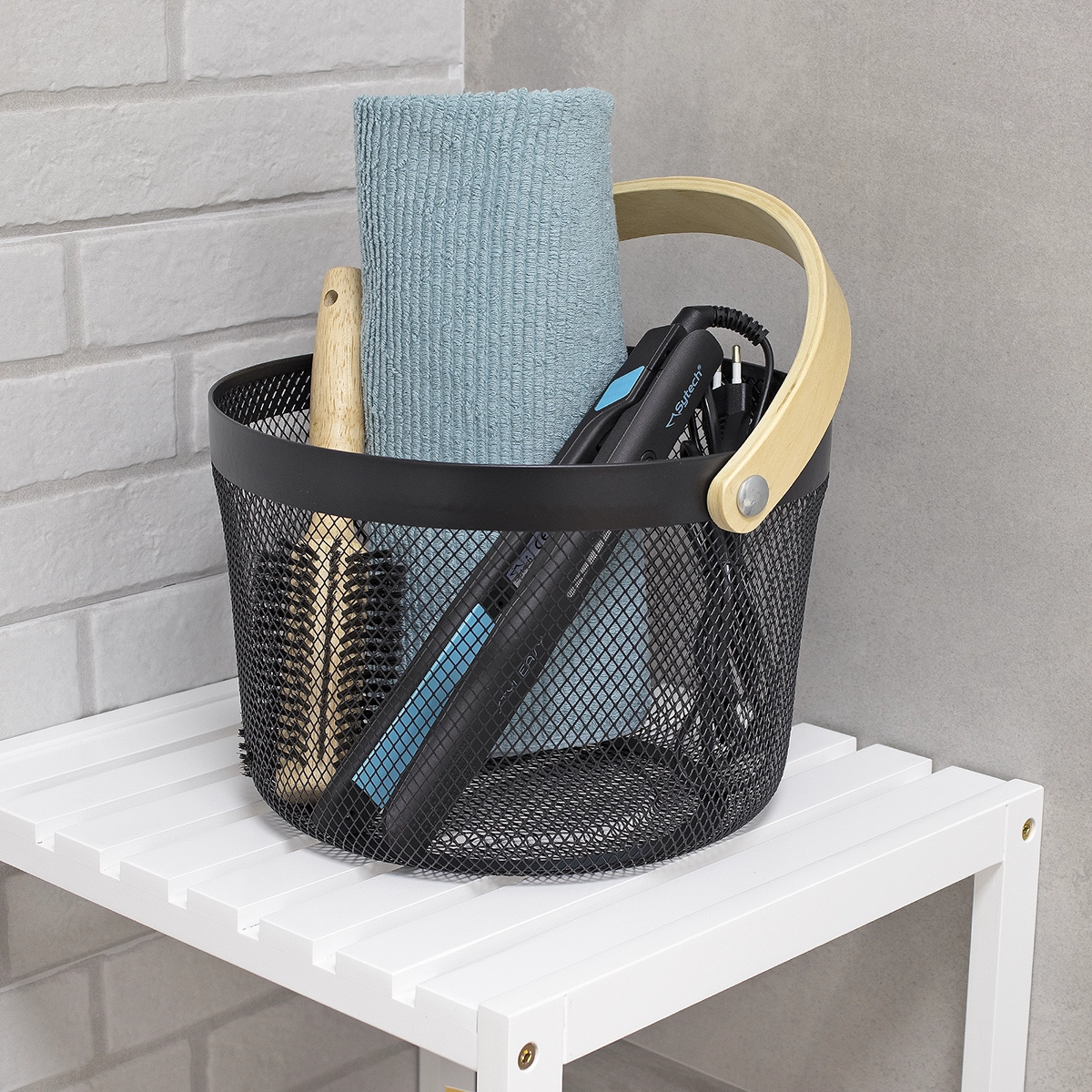 cesta metal y bambú negro mate en baño