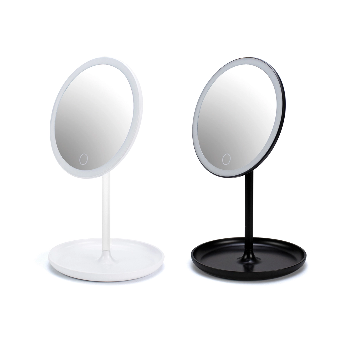 Dos espejos de aumento sobremesa con luz LED y batería recargable, en acabados blanco y negro. Diseño moderno y funcional para baño o tocador.