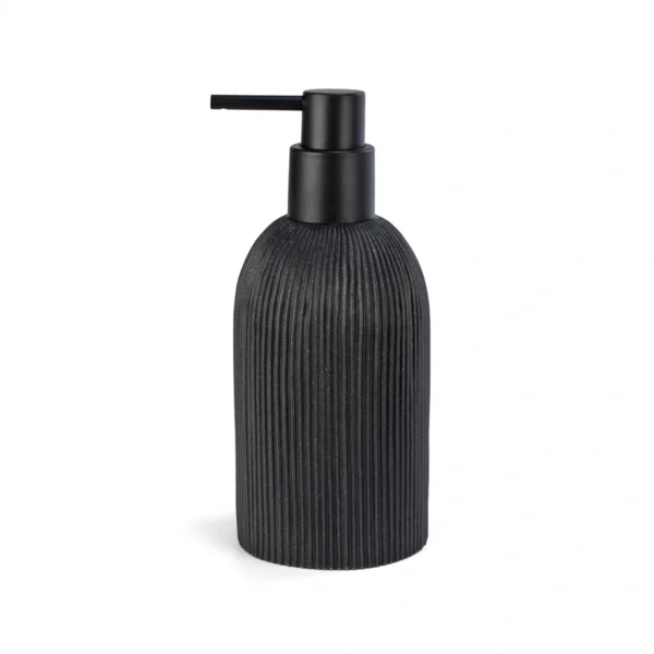 Dispensador de jabón negro mate con textura estriada vertical, diseño moderno para baño