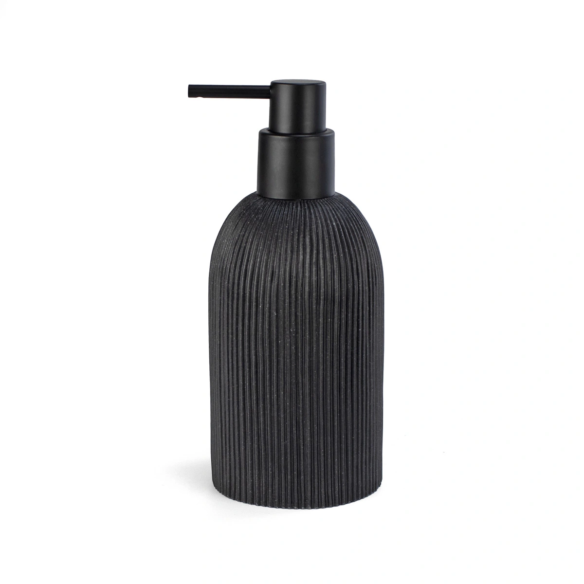 Dispensador de jabón negro mate con textura estriada vertical, diseño moderno para baño