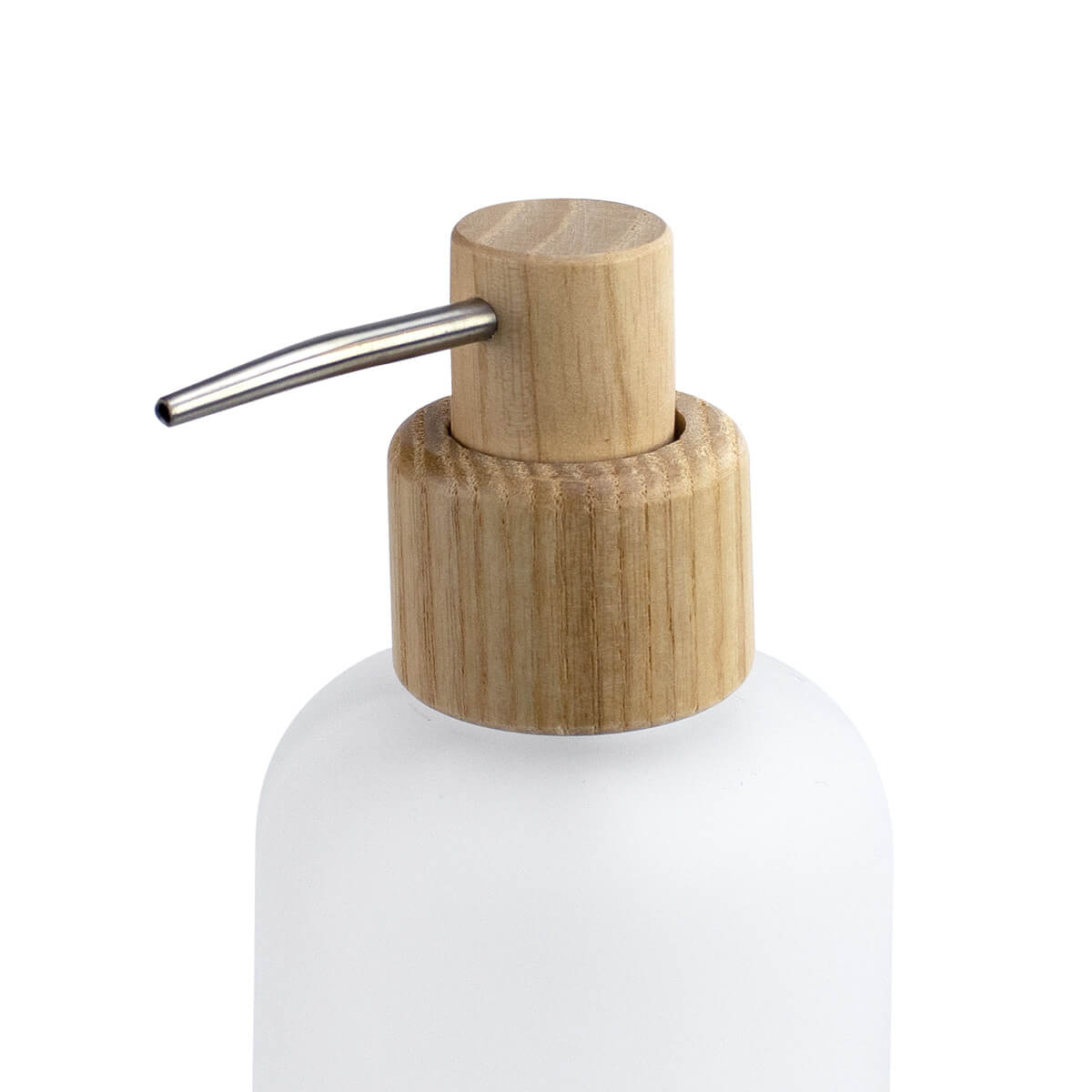 Detalle de la válvula de madera y boquilla metálica del dispensador de jabón de cristal mate para baño