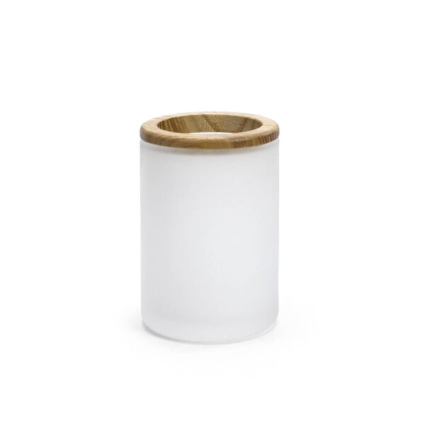 Vaso portacepillos para baño de cristal mate con borde de madera sobre fondo blanco