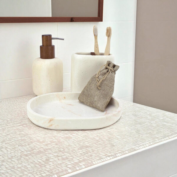 Set de accesorios de baño efecto piedra en resina beige con dispensador, vaso portacepillos y bandeja