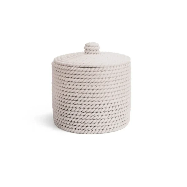 Algodonera beige Trenzo para baño con tapa, fabricada en resina con textura trenzada