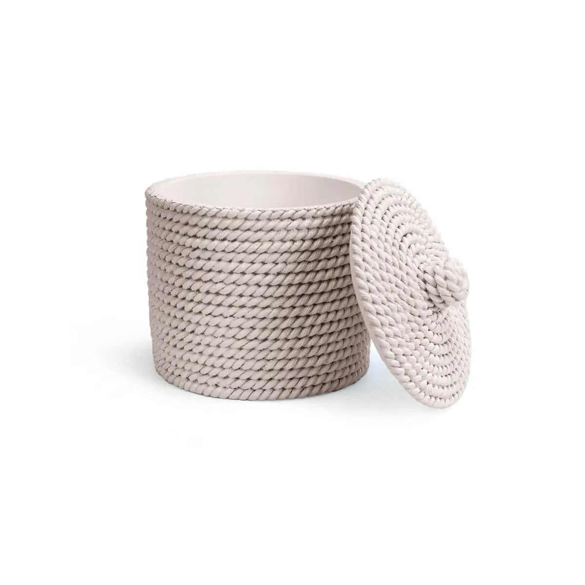 Algodonera beige Trenzo con tapa abierta fabricada en resina con textura trenzada para baño