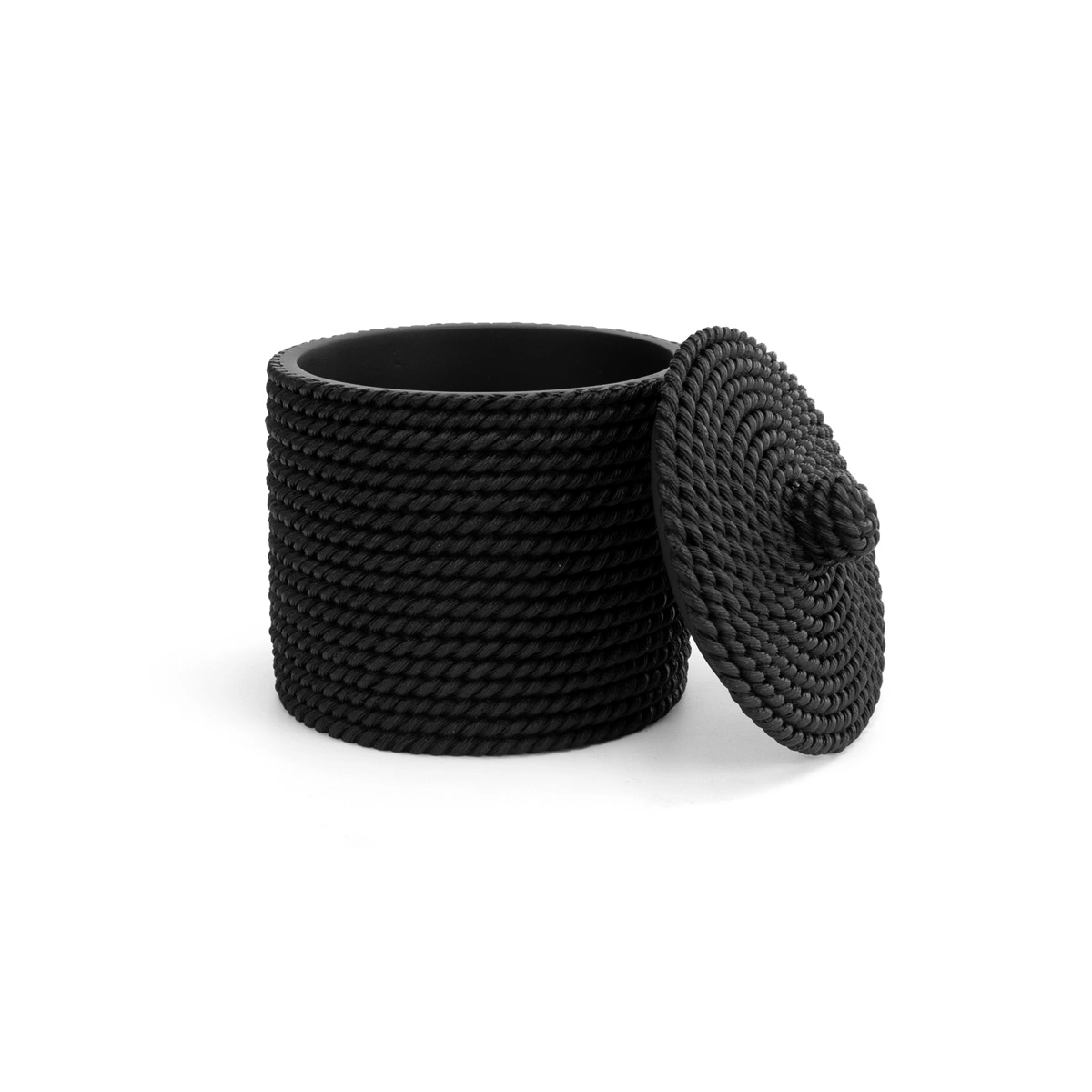 Algodonera negra Trenzo con tapa abierta, fabricada en resina con textura trenzada para baño