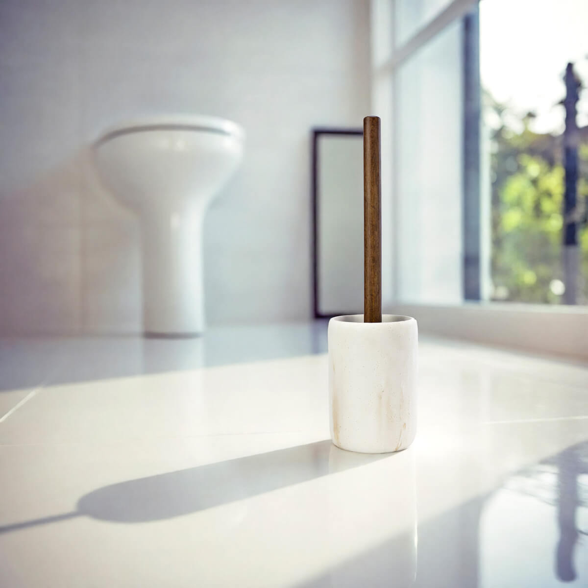 scobillero de baño Pedra efecto piedra beige con mango de madera junto al inodoro