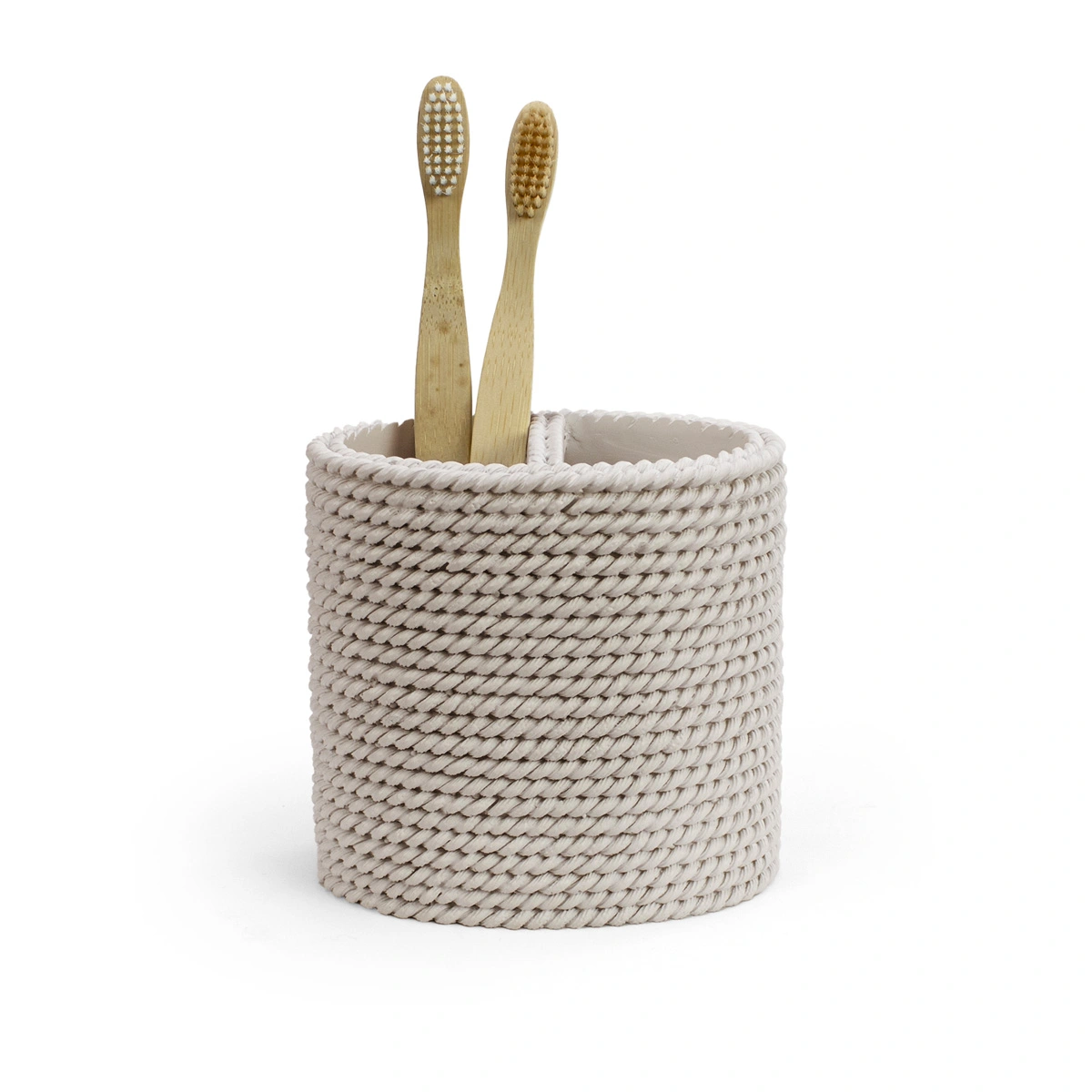 Portacepillos beige Trenzo para baño con cepillos de bambú y textura trenzada
