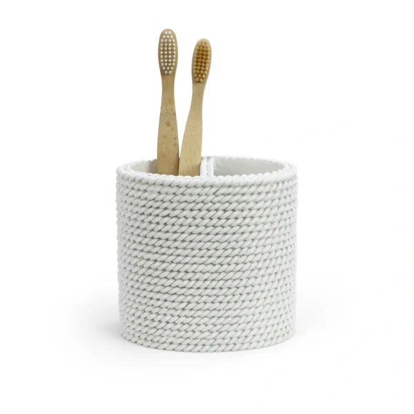 Portacepillos blanco Trenzo para baño con cepillos de bambú y textura trenzada