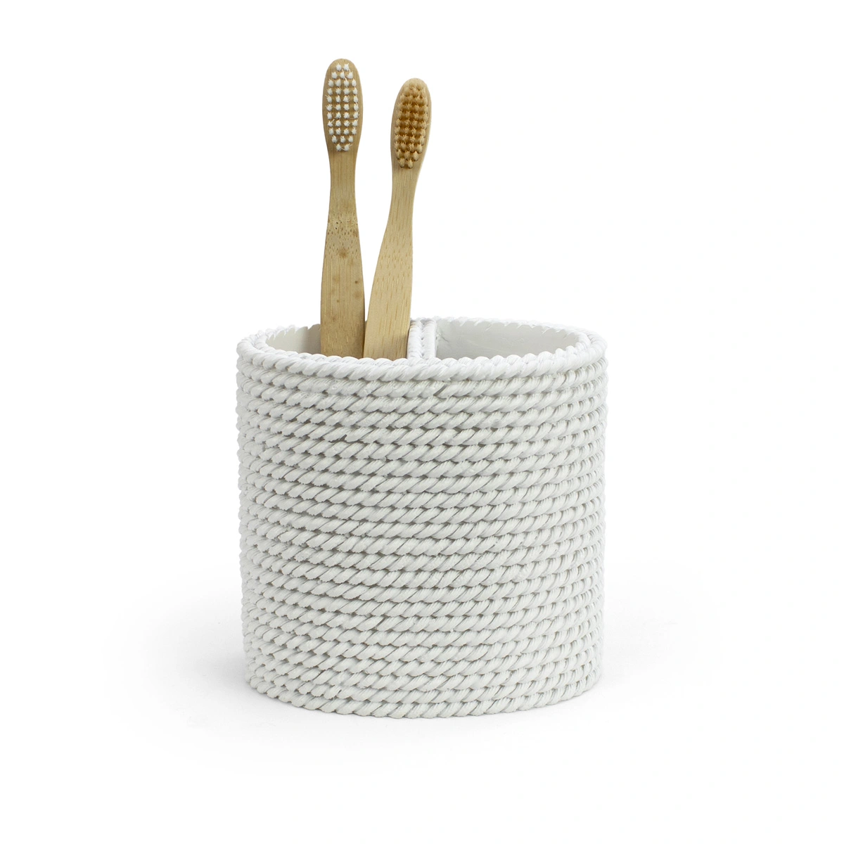 Portacepillos blanco Trenzo para baño con cepillos de bambú y textura trenzada