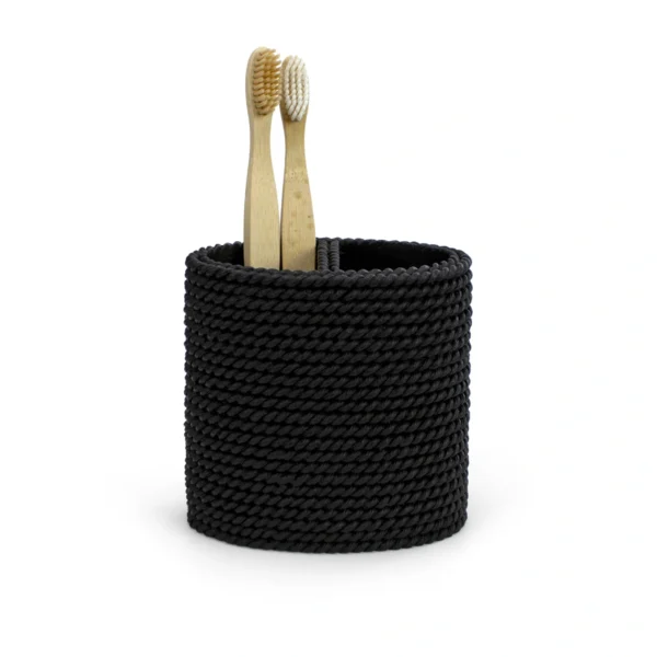 Portacepillos negro Trenzo para baño con cepillos de bambú y textura trenzada