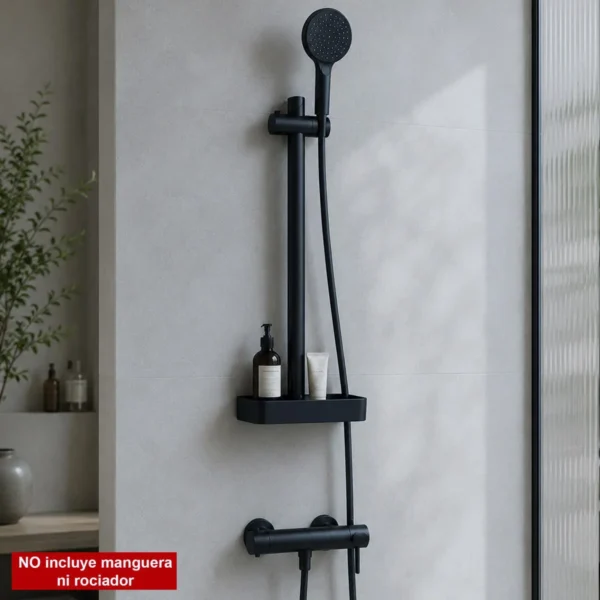 Barra de ducha adhesiva negra mate instalada en baño moderno con estante regulable